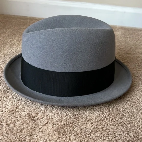 Stetson Royal Grey Fedora Black Ribbon w/ Red Feather - Picture 5 of 10